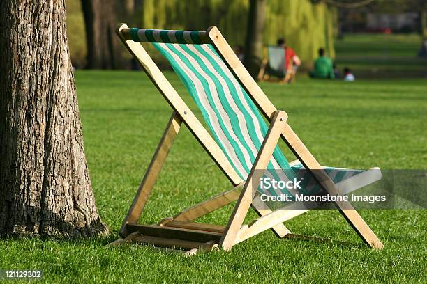 St Jamess Park Em Londres Inglaterra - Fotografias de stock e mais imagens de Ao Ar Livre - Ao Ar Livre, Assento, Cadeira