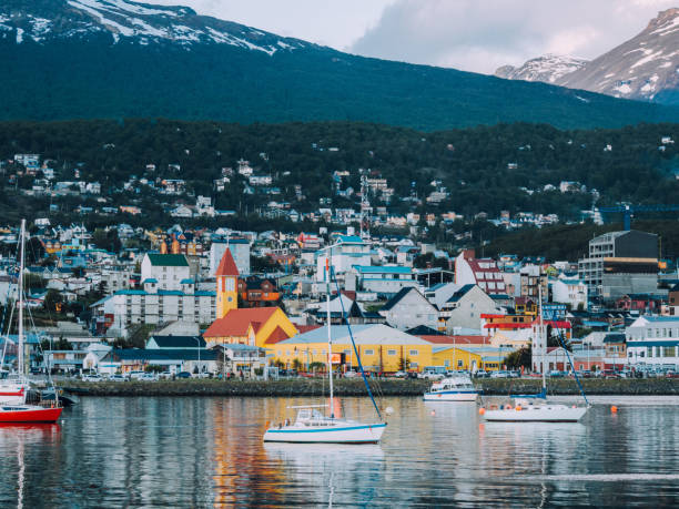 paisagem urbana de ushuaia ao pôr do sol - patagônia, argentina - ushuaia - fotografias e filmes do acervo