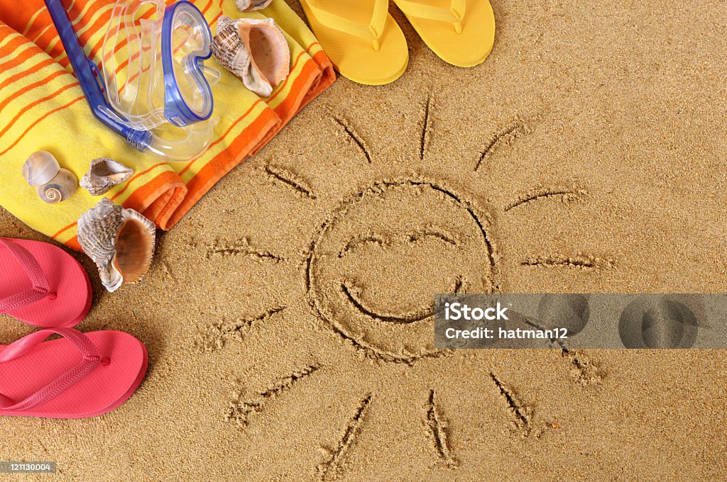 Plaży scena z uśmiecha się Słońce - Zbiór zdjęć royalty-free (Antropomorficzna buźka)