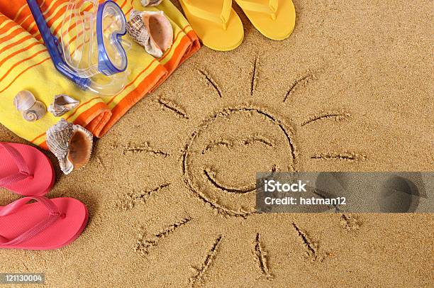 Plaży Scena Z Uśmiecha Się Słońce - zdjęcia stockowe i więcej obrazów Antropomorficzna buźka - Antropomorficzna buźka, Piasek, Plaża