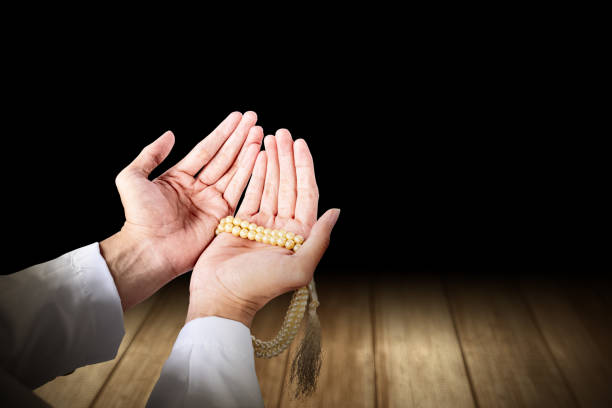https://media.istockphoto.com/id/1211307415/photo/muslim-man-praying-with-prayer-beads-on-his-hands.jpg?s=612x612&w=0&k=20&c=GJnI7U2_8Ao8jhYiHJNufav0FVc5OVlQFhLsUr-goao=