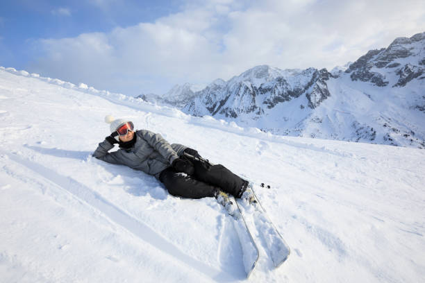 amatorskie sporty zimowe młoda kobieta narciarka na nartach w słonecznym ośrodku narciarskim dolomitów we włoszech - skiing point of view zdjęcia i obrazy z banku zdjęć