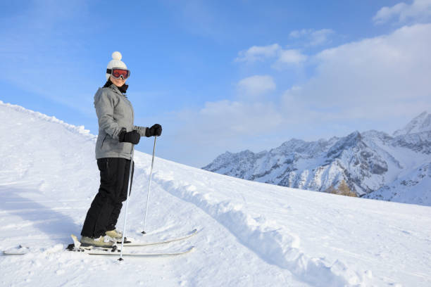 amatoriale sport invernali giovane sciatrice sciatrice sciatrice presso la soleggiata stazione sciistica dolomiti in italia - skiing point of view foto e immagini stock
