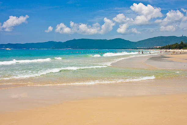 hermosa vacaciones en la playa de la bahía de yalong, hainan de sanya, china - isla de hainan fotografías e imágenes de stock