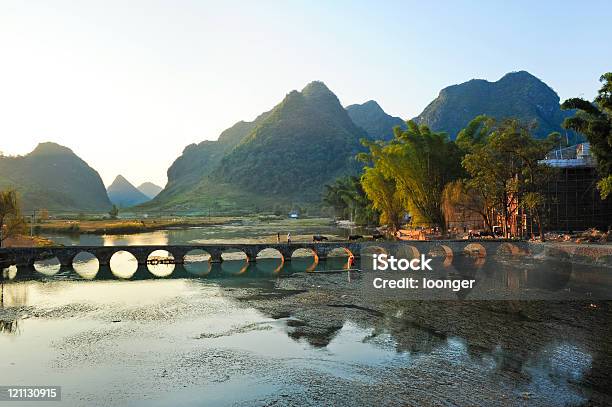 Paisagem Rural De Guangxi China - Fotografias de stock e mais imagens de Agricultor - Agricultor, Animal, Ao Ar Livre