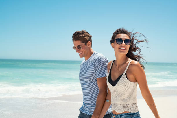 pareja joven disfrutan de vacaciones de verano - couple human hand holding walking fotografías e imágenes de stock