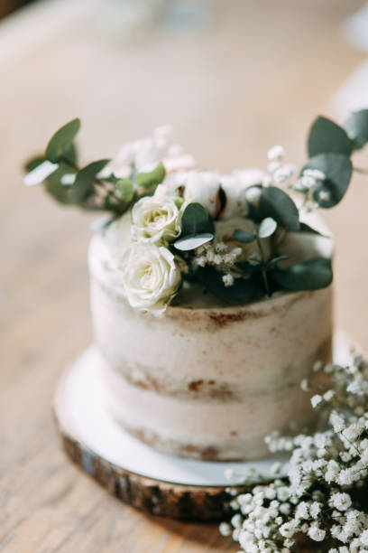 wedding cake from layers. cake with real flowers. - treated wood imagens e fotografias de stock