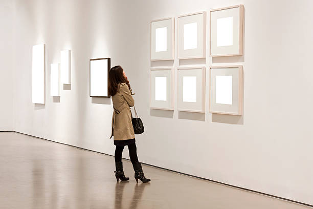 uma mulher olhando no branco quadros em uma galeria de arte - paintings art painted image space - fotografias e filmes do acervo