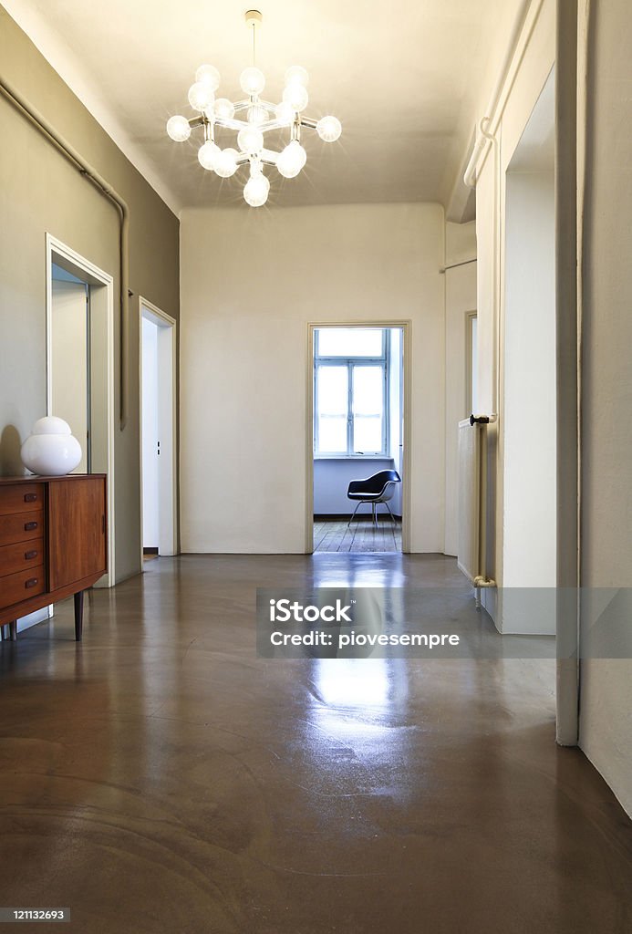 Bella appartamento refitted, corridoio retrò con Lampadario - Foto stock royalty-free di Ambientazione interna