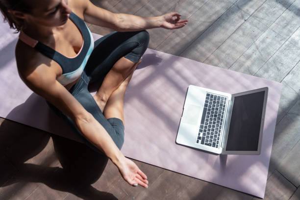 Top view young sporty slim woman coach video online training hatha yoga instructor modern laptop mockup screen meditate Sukhasana posture relax breathe easy seat pose gym healthy lifestyle concept vista superior joven delgada mujer entrenador video entrenamiento en línea hatha instructor de yoga moderno portátil mockup pantalla meditado sukhasana postura relajar respirar asiento fácil pose gimnasio concepto de estilo de vida saludable