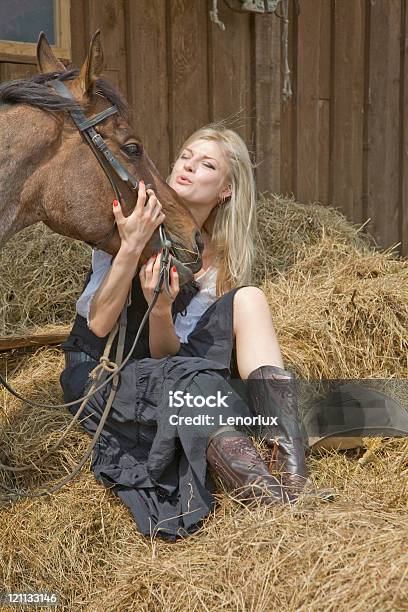 Bella Ragazza In Stile Del Paese - Fotografie stock e altre immagini di Adolescente - Adolescente, Adulto, Ambientazione esterna