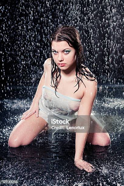 Schöne Mädchen Im Regen Stockfoto und mehr Bilder von Durchnässt - Durchnässt, Frauen, Abenddämmerung