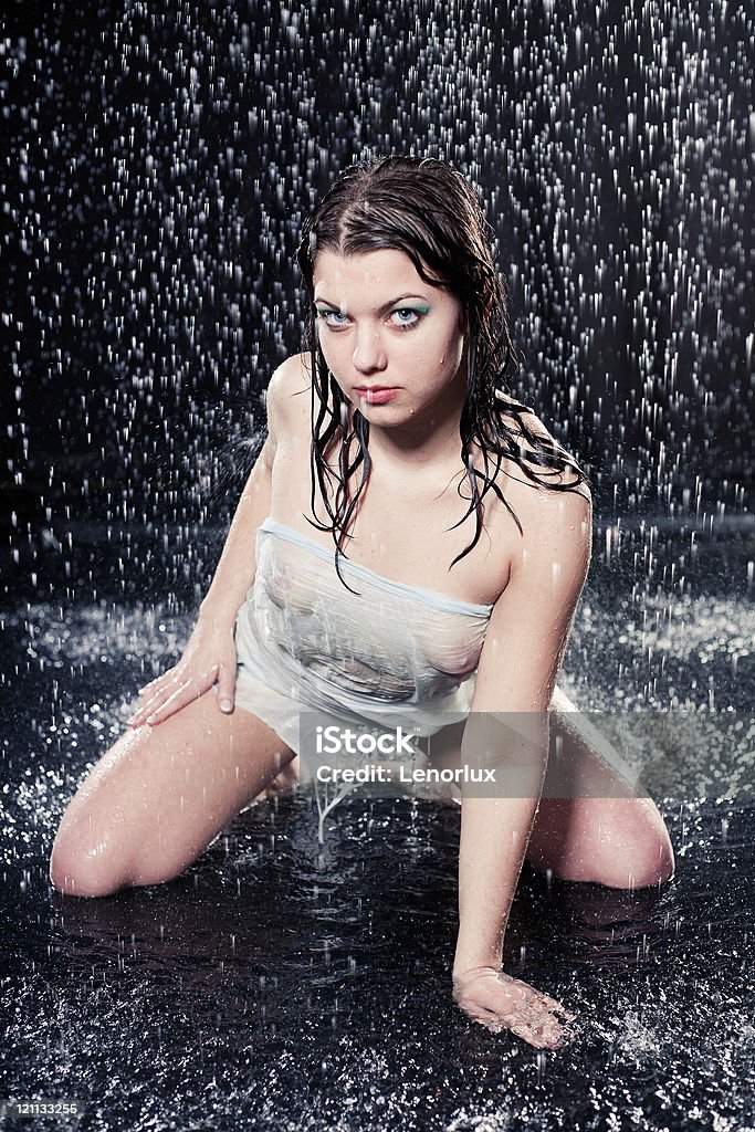 Menina bonita na chuva - Royalty-free Encharcado Foto de stock