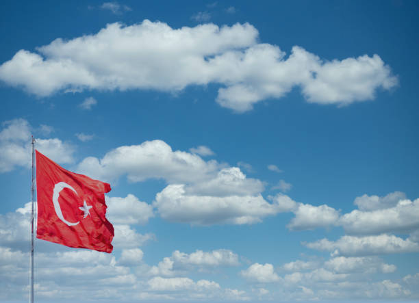 bandera turca ondeando frente a las nubes. - himno nacional turco fotografías e imágenes de stock