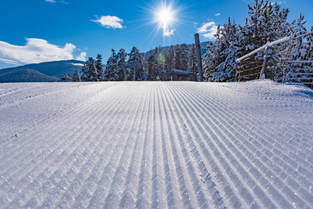 스키 실행 트레일 스노우 캣 - clear sky ski footpath snow 뉴스 사진 이미지