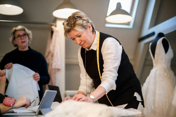 designers at work in bridal store - independence business women manual worker imagens e fotografias de stock