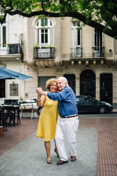 hispanic seniors dancing the tango outdoors in buenos aires - tangoing imagens e fotografias de stock