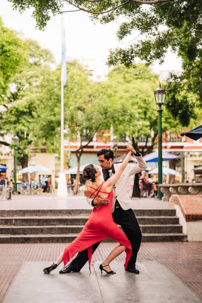 jóvenes bailarines expertos de buenos aires en posición de final de tango - turismo argentina fotografías e imágenes de stock