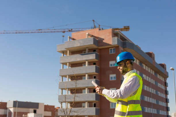 architekt lub inżynier za pomocą tabletu na placu budowy. hol - people in a row in a row business office worker zdjęcia i obrazy z banku zdjęć