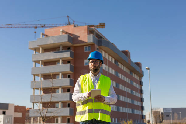 architekt lub inżynier za pomocą tabletu na placu budowy. hol - people in a row in a row business office worker zdjęcia i obrazy z banku zdjęć