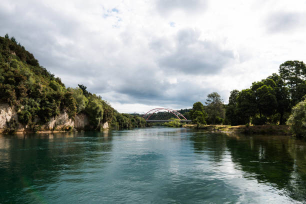 fleuve de waikato passant le pont artériel d’est de taupo - chutes de huka photos et images de collection