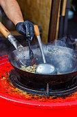 koch-kocht-chinesischen-nudel-wok-beim-s