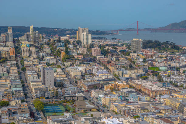 lombard street en face de golden gate bridge, san francisco, californie, etats-unis - san francisco county lombard street street house photos et images de collection