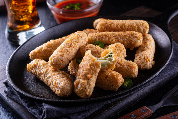 mozzarella sticks with jalapeno pepper - mozzarella stick appetizer fried imagens e fotografias de stock