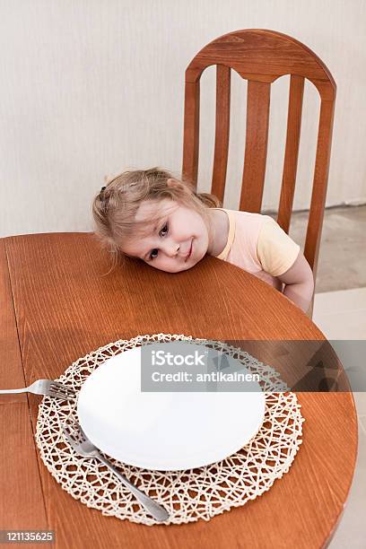 Poco Niño De Estar Además De Mesa Foto de stock y más banco de imágenes de Niño - Niño, Plato vacío, Niñez