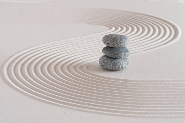jardín zen japonés con piedra en arena texturizada - salud mental fotos fotografías e imágenes de stock