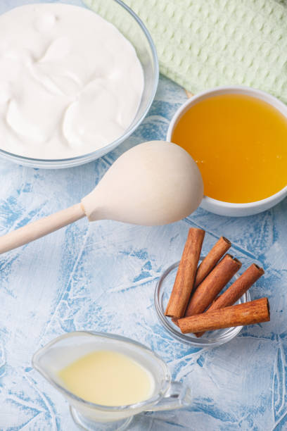 Sour cream, honey, milk and flavored cinnamon - fotografia de stock