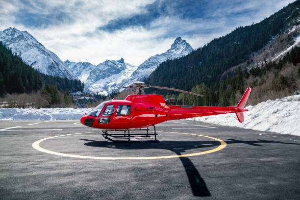 elicottero rosso in montagna - helipad foto e immagini stock