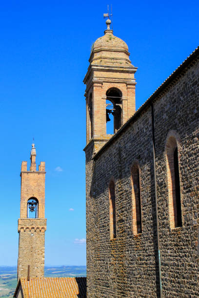 igreja de sant'agostino e torre de sino do palazzo dei priori na cidade de montalcino, val d'orcia, toscana, itália - augustine - fotografias e filmes do acervo