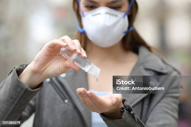 Foto de Mulher Com Máscara Usando Desinfetante Para As Mãos Prevenindo O Contágio e mais fotos de stock de Hipocondria