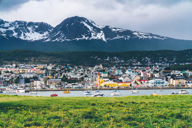 городской пейзаж ушуайя на закате - патагония, аргентина - argentina landscape multi colored mountain стоковые фото и изображения