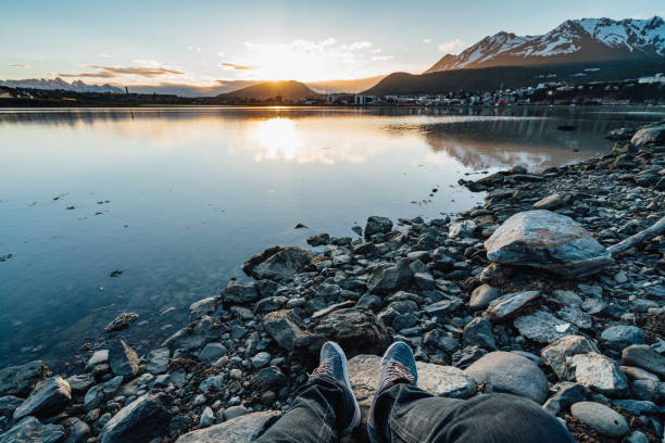 bahia encerrada i ushuaia, patagonien. solnedgång med många moln och reflektioner på bukten. - kustlinje videor bildbanksfoton och bilder