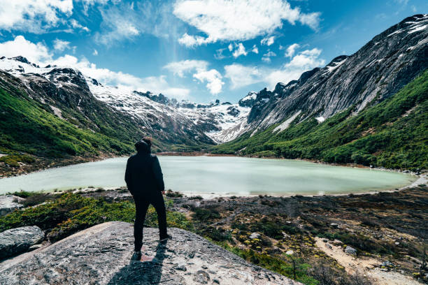 homem admirando laguna esmeralda, lago esmeralda - ushuaia, patagônia - argentina - ushuaia - fotografias e filmes do acervo