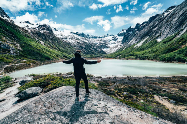 homem admirando laguna esmeralda, lago esmeralda - ushuaia, patagônia - argentina - wilderness area snow landscape valley - fotografias e filmes do acervo