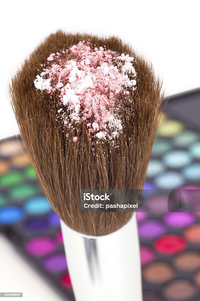 Sombra de ojos con maquillaje cepillo profesional - Foto de stock de Accesorio personal libre de derechos