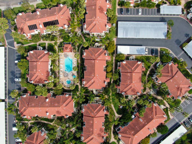 вид с воздуха на типичный испанский стиль жилой кондо в южной калифорнии с бассейном - spanish culture real estate villa apartment стоковые фото и изображения