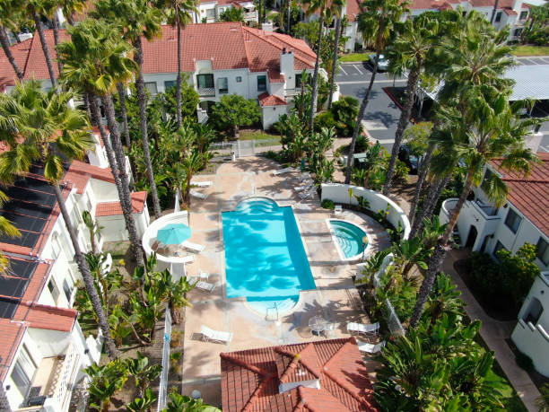 вид с воздуха на типичный испанский стиль жилой кондо в южной калифорнии с бассейном - spanish culture real estate villa apartment стоковые фото и изобра�жения