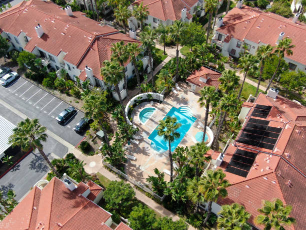 вид с воздуха на типичный испанский стиль жилой кондо в южной калифорнии с бассейном - spanish culture real estate villa apartment стоковые фото и изображения
