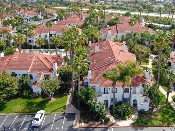 вид с воздуха типичных южной калифорнии испанский стиль жилой кондо - spanish culture real estate villa apartment стоковые фото и изображения