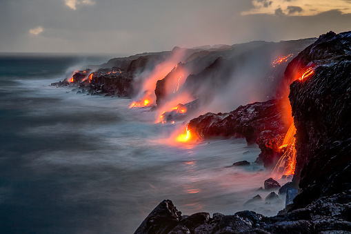 Cataratas de Lava Sobre Cliff, Isla Grande, Hawái photo