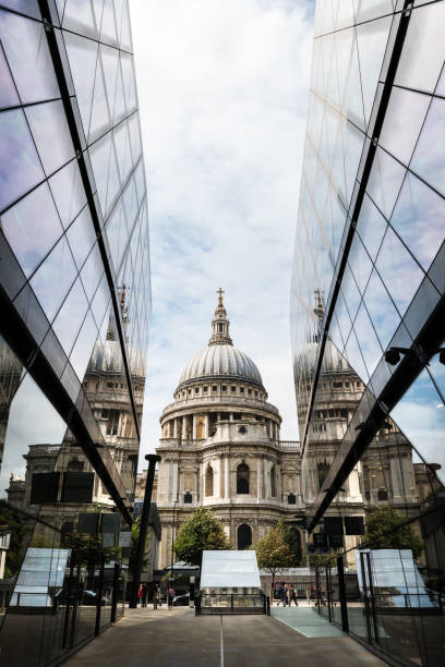 katedra świętego pawła i refleksja w londynie - st pauls cathedral travel destinations reflection london england zdjęcia i obrazy z banku zdjęć