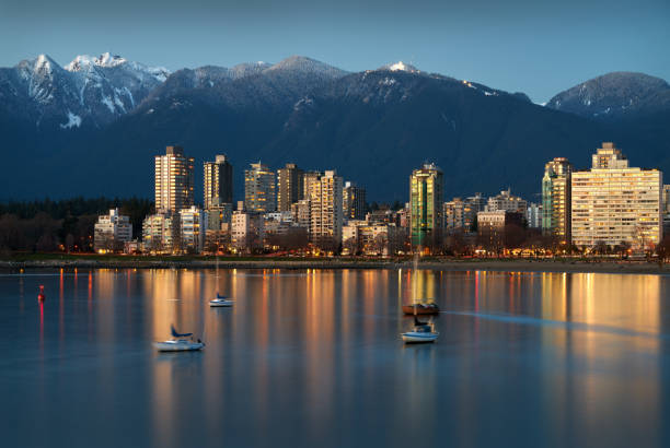 montagnes de vancouver et west end dusk - beach water coastline waterfront photos et images de collection