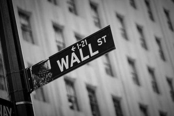 wall street sign in, new york city - symbol finance corporate business manhattan imagens e fotografias de stock