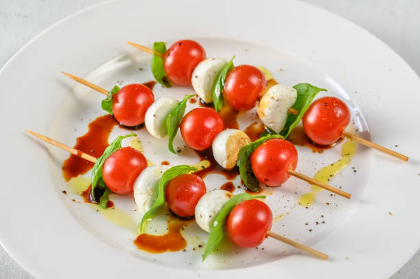 brochetas de ensalada caprese - salad mozzarella food balsamic vinegar fotografías e imágenes de stock