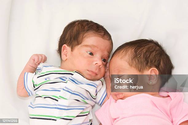 Bellissimo Bambini Con Letti Separati - Fotografie stock e altre immagini di Bebé - Bebé, Due gemelli, Etnia latino-americana