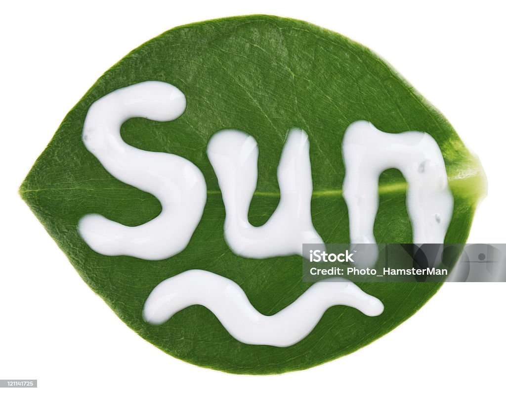Proteção solar (Amostra de creme protetor solar) mais de folhas verdes - Foto de stock de Branco royalty-free